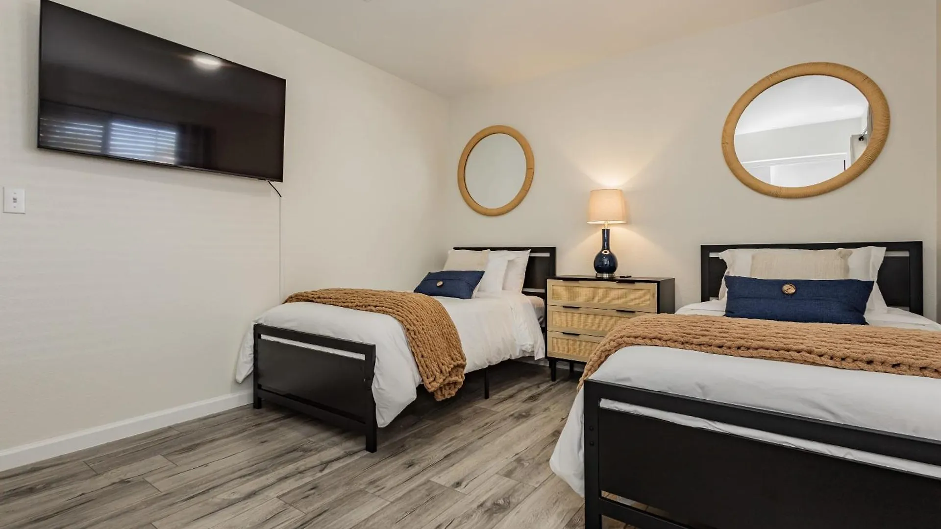 Modern 3Br Home W Pool, Hot Tub, Sleeps 6 Las Vegas